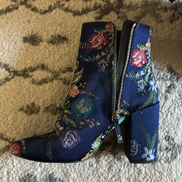 NWOT Zara silk jacquard/brocade 3.5” block heel booties. - Picture 3 of 6